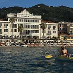 Grand & - The Leading Of The World Αλάσιο
