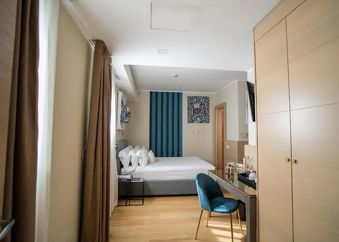 Grand & - The Leading Of The World